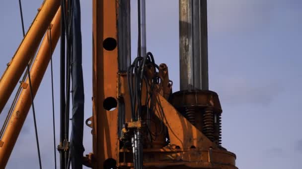 Bohrmaschine bei der Arbeit mit Himmelshintergrund. Nahaufnahme — Stockvideo