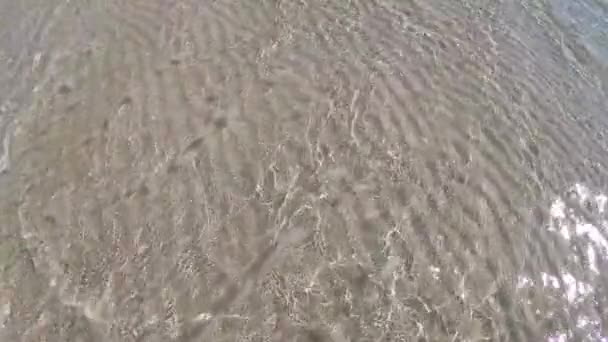 수정 같이 맑은 물 과 백 사 장 의 4k 슬로 모션 — 비디오