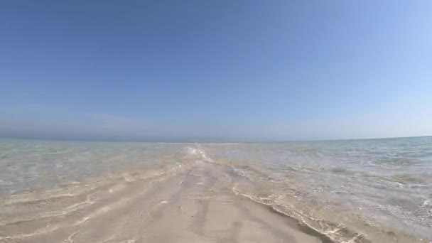 4k cámara lenta de agua cristalina y arena blanca con cielo azul — Vídeos de Stock