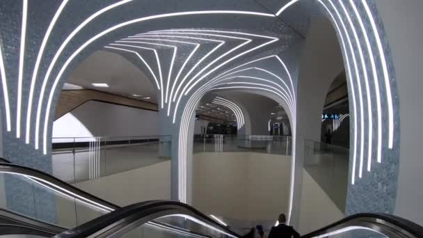 Doha, Qatar - januari 2020. Interiören i Al Bidda tunnelbanestation. — Stockvideo