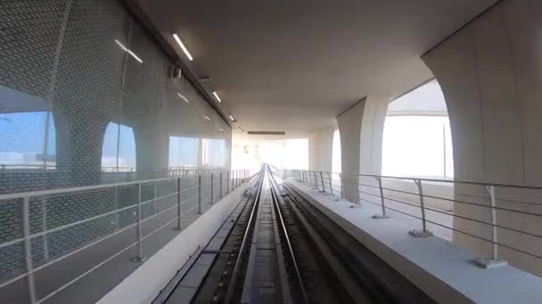Vlak metra z stanice metra Al Wakra v Dauhá, Katar - leden 2020. — Stock video