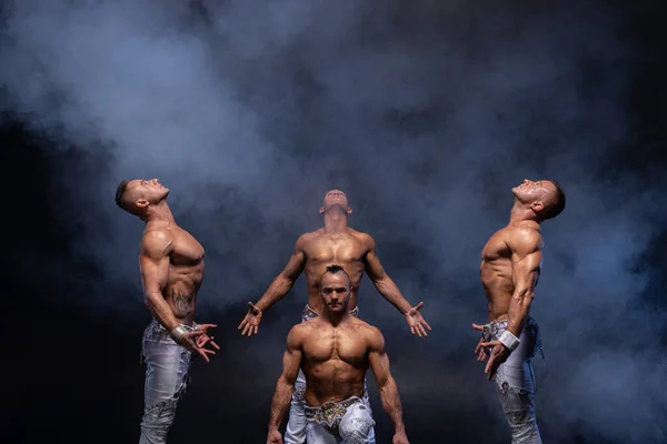 Cuatro hombres góticos musculosos de pie sin camisa sobre fondo negro. Concepto de misterio y secreto —  Fotos de Stock