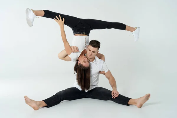 Duo de acrobatas mostrando truques, isolado em branco — Fotografia de Stock