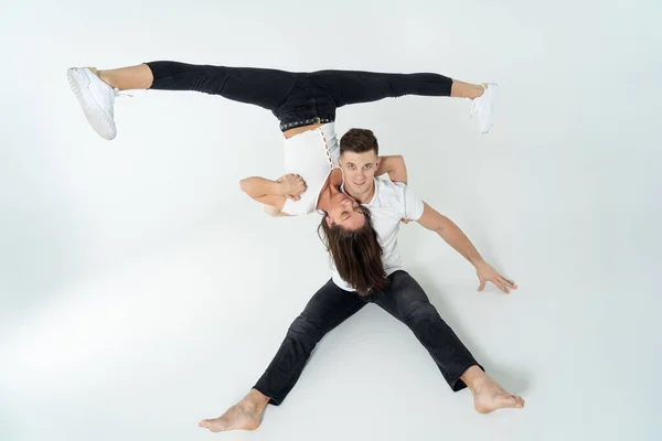 Duo de acrobatas mostrando truques, isolado em branco — Fotografia de Stock