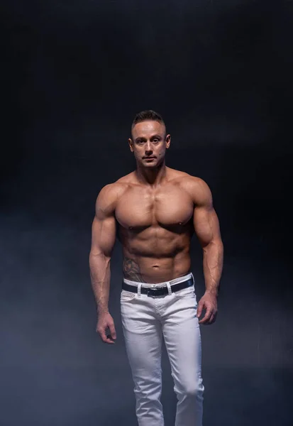 Uomo muscolare isolato sullo sfondo nero. Forte maschio nudo busto abs — Foto Stock