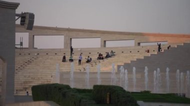 Gün batımında Katara Kültür Köyü 'nde çok amaçlı amfi tiyatro salonu var. Katara Çok Amaçlı Salon, Ocak 2020, Doha, Katar.