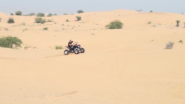 Μυώδης άνθρωπος ιππασία Atv στην έρημο σε αργή κίνηση — Αρχείο Βίντεο
