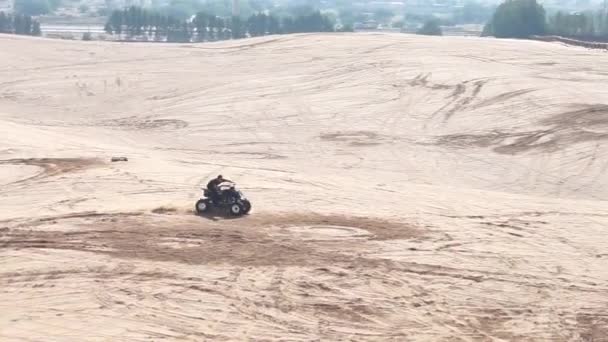 Gespierde man valt neer van Atv in de woestijn in slow motion — Stockvideo