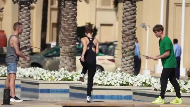Skupina akrobatů skákání s dvojitým švihem v Dubaji dělat různé triky ve zpomaleném filmu — Stock video
