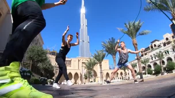 Grupa akrobatów skacze z podwójną skakanką w Dubaju robiąc różne sztuczki w zwolnionym tempie — Wideo stockowe