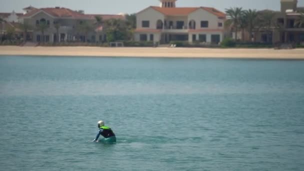 Der Anfänger lernt, wie man mit dem Wasserschwungbrett umgeht. Extreme Ruhe auf dem Meer — Stockvideo