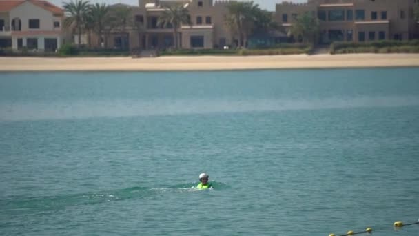 De beginner leert hoe te beheren op het aquatisch flyboard. Extreme rust op zee — Stockvideo