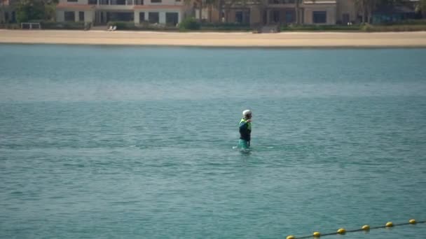 El principiante está aprendiendo a manejar en el flyboard acuático. Descanso extremo en el mar — Vídeos de Stock