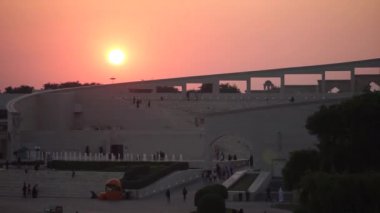 Gün batımında Katara Kültür Köyü 'nde çok amaçlı amfi tiyatro salonu var. Katara Çok Amaçlı Salon, Ocak 2020, Doha, Katar.
