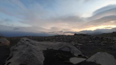 İzlanda 'daki kayalık volkanik arazide yağmur bulutlarının hızlanması. Fimmvorduhals yolu.