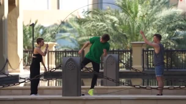 두 바이에서 더블 점프 로프를 타고 점프하는 일단의 곡예사들은 느린 동작으로 여러 가지 묘기를 부린다 — 비디오