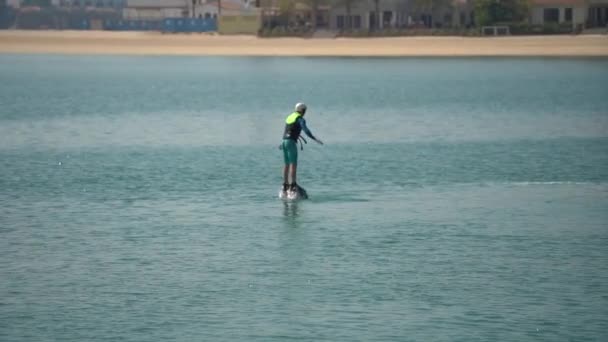 Nybörjaren lär sig att hantera på akvatiska flyboard. Extrem vila på havet — Stockvideo