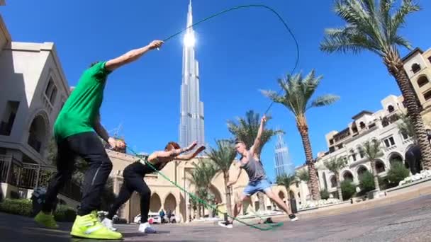 Grupo de acróbatas saltando con cuerda de doble salto en Dubai haciendo diferentes trucos en cámara lenta — Vídeos de Stock