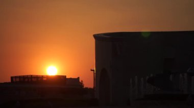 Gün batımında Katara Kültür Köyü 'nde çok amaçlı amfi tiyatro salonu var. Katara Çok Amaçlı Salon. Doha, Katar.