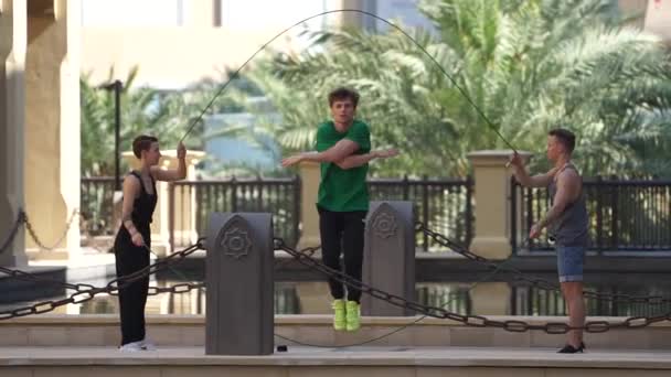 Groep acrobaten springen met dubbele springtouw in Dubai doet verschillende trucs in slow motion — Stockvideo