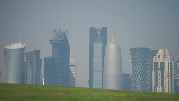 Dohá, Katar, leden2020. Panoramatický pohled na moderní panorama Dauhá se zelenými travními popředími. Koncept zdravého životního prostředí — Stock video