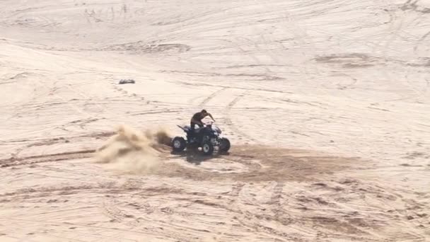 Muscular Man Riding Atv Na pustyni w zwolnionym tempie — Wideo stockowe