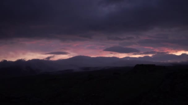 Dramatischer Sonnenuntergang mit erstaunlichen Wolken in Island — Stockvideo