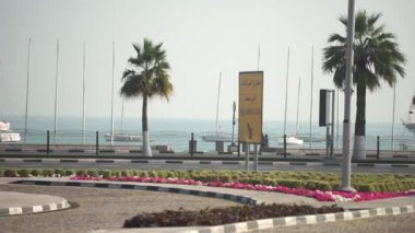 Doha, Katar, Ocak 2020. Ulusal Müze metro istasyonu yakınında trafiği olan bir yol. 