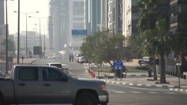 Doha, Katar, Ocak 2020. Ulusal Müze metro istasyonu yakınında trafiği olan bir yol. 
