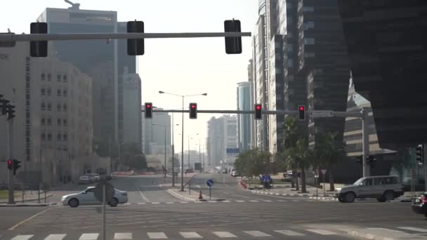 Доха, Катар, январь 2020 года. Дорога рядом с Национальным музеем станции метро с трафиком — стоковое видео