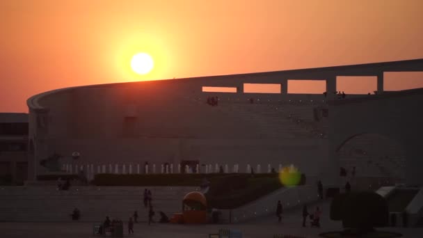 Katara Kulturby vid solnedgången med multihall amfiteater. Katara Multi-Purpose Hall, januari 2020, Doha, Qatar. — Stockvideo