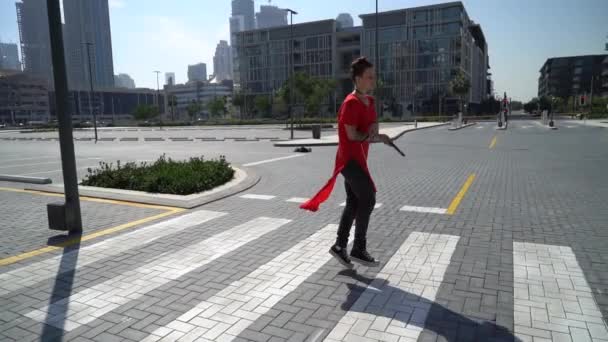 Jeune fille sautant par passage piétonnier avec corde à sauter avec fond urbain de Dubaï au ralenti — Video