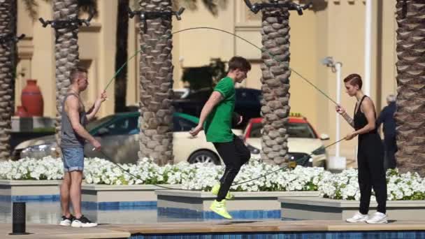 Skupina akrobatů skákání s dvojitým švihem v Dubaji dělat různé triky ve zpomaleném filmu — Stock video