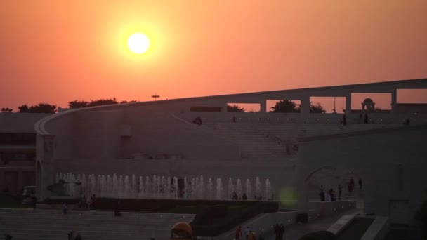 Katara kulturní vesnice při západu slunce s víceúčelový sál amfiteátr. Katara víceúčelový sál, leden 2020, Dauhá, Katar. — Stock video