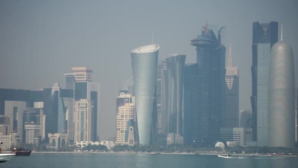 Dohá, Katar, leden2020. Panoramatický pohled na moderní panorama Dohá s popředím lodi. Koncept bohatství a luxusu — Stock video
