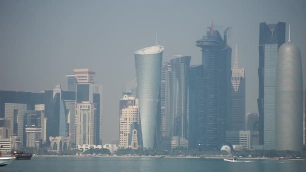 Doha, Qatar, janeiro de 2020. Vista panorâmica do horizonte moderno de Doha com o primeiro plano do barco. Conceito de riqueza e luxo — Vídeo de Stock