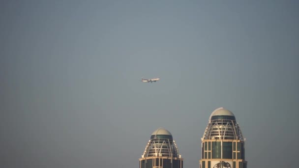 DOHA, QATAR - JAN 2020: Qatar Airways huge airplane flying over skyscrapers roofs — 图库视频影像