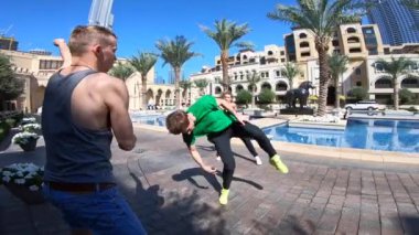 Dubai 'de çift atlama ipiyle atlayan bir grup akrobat yavaş çekimde farklı numaralar yapıyor.