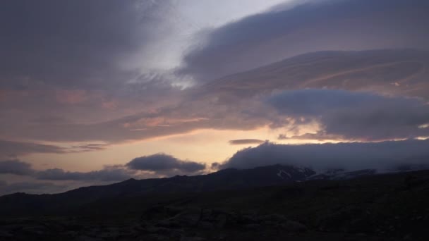 Dramatische zonsondergang met verbazingwekkende wolken in IJsland — Stockvideo