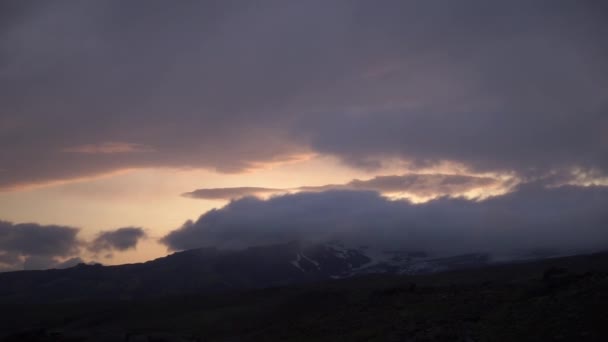 Dramática puesta del sol ingenio nubes increíbles en Islandia — Vídeo de stock