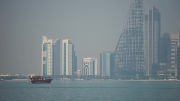 Vista panorâmica do horizonte moderno de Doha. Qatar em dia ensolarado — Vídeo de Stock