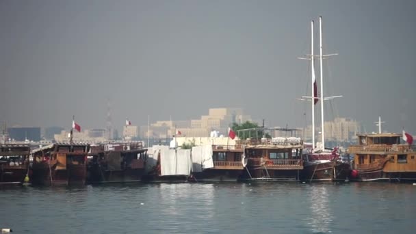 Doha, Katar, Januar 2020. Traditionelles Fischerboot in der Nähe von Ras Al Nasa Fishing Point am langen Liegeplatz mit ruhigem blauem Wasser — Stockvideo
