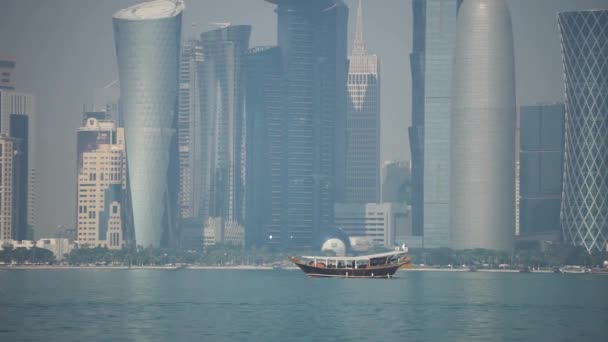 Doha, Qatar, січень 2020. Панорама сучасного горизонту Дохи з переднім планом човна. Концепція багатства і розкоші — стокове відео