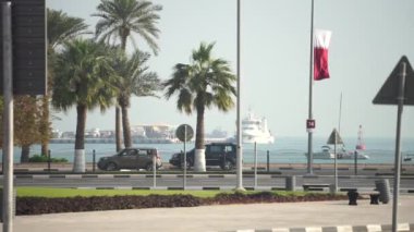 Doha, Katar, Ocak 2020. Ulusal Müze metro istasyonu yakınında trafiği olan bir yol. 