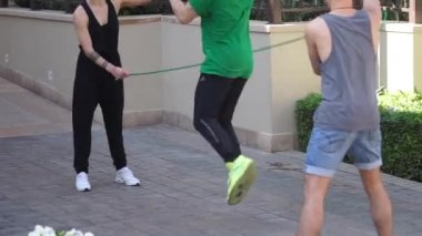 Dubai 'de çift atlama ipiyle atlayan bir grup akrobat yavaş çekimde farklı numaralar yapıyor.