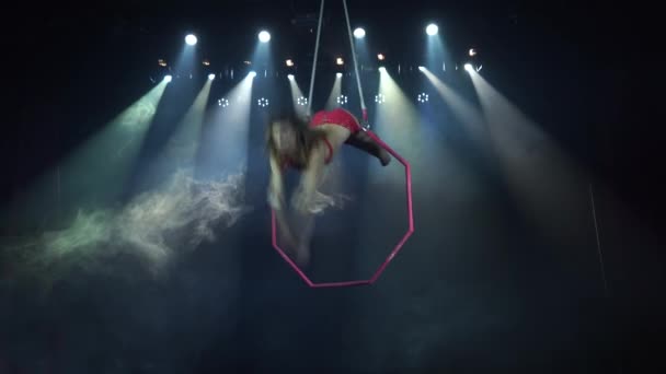 Smal och sexig kvinnlig antenn akrobat på scenen med antenn båge med spotlights på bakgrunden — Stockvideo