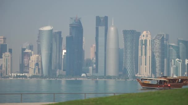 Doha, Katar, Ocak 2020. Doha 'nın yeşil çimen ön planlı modern ufuk çizgisinin panoramik görüntüsü. Sağlıklı çevre kavramı — Stok video