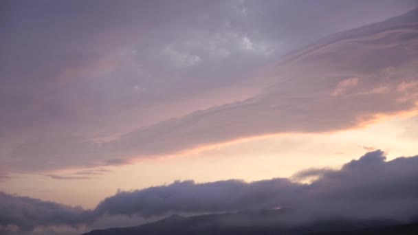 Nuvem em forma muito incomum durante o pôr do sol na Islândia — Vídeo de Stock