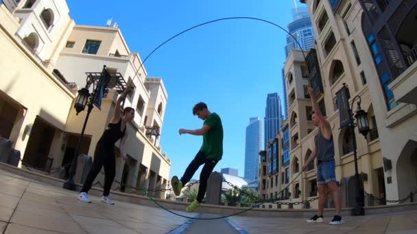 在迪拜，一群杂技演员用双跳绳跳着跳着跳着玩着不同的慢动作 — 图库视频影像