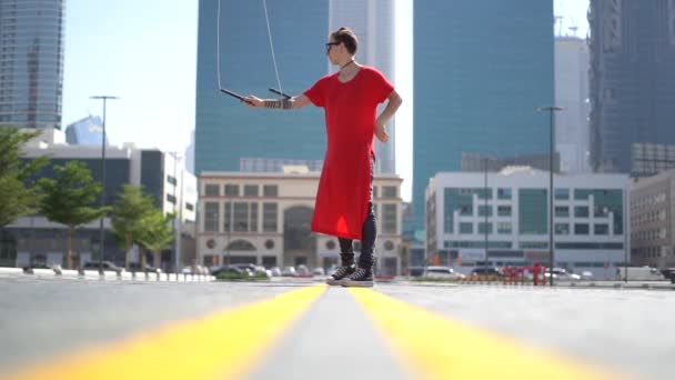 Jeune fille sautant avec corde à sauter avec fond de paysage urbain de Dubaï au ralenti — Video